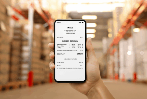 E-paragony w systemie KLL-ERP - telefon z elektronicznym paragonem na tle magazynu