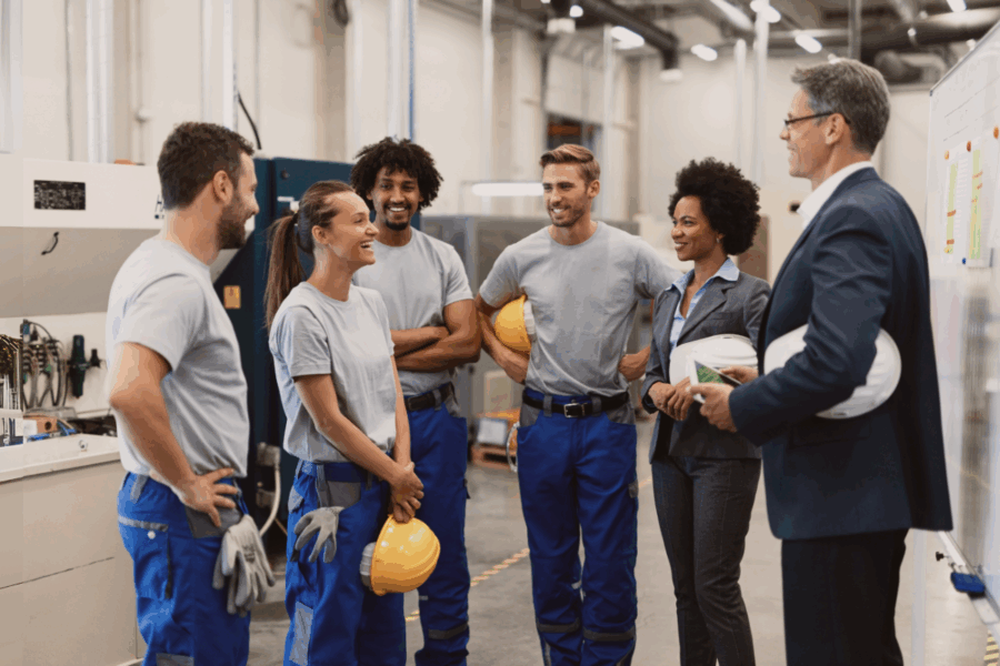 Pracownicy produkcji i kierownictwo omawiają pomysły na usprawnienia w ramach modułu KAIZEN w systemie KLL-ERP.