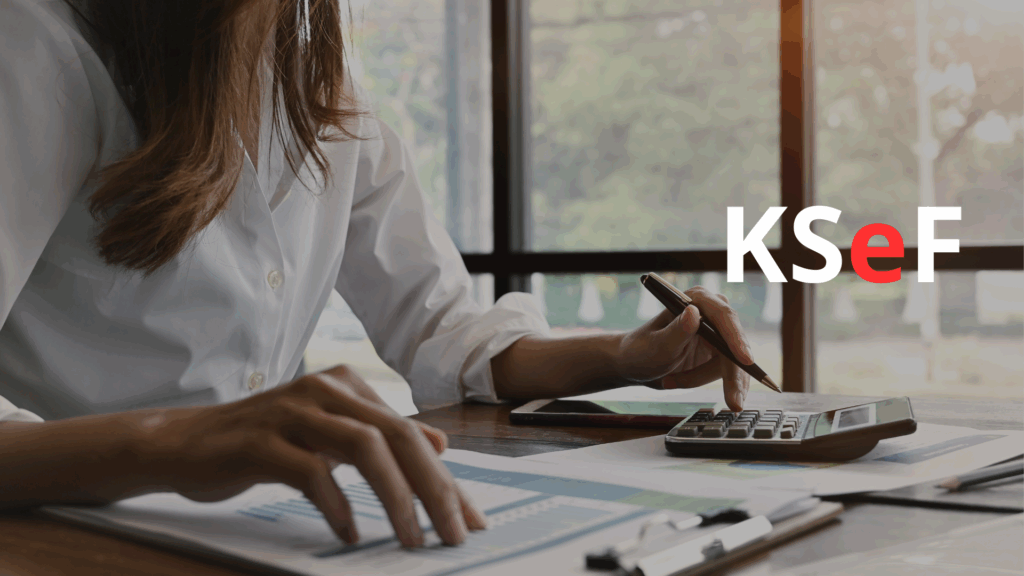 Kobieta z kalkulatorem i fakturą – KSeF i nowe zasady fakturowania w Polsce