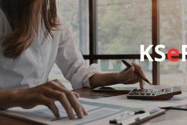 Kobieta z kalkulatorem i fakturą – KSeF i nowe zasady fakturowania w Polsce