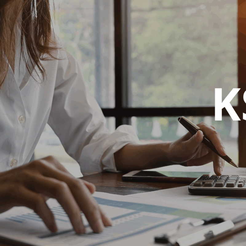 Kobieta z kalkulatorem i fakturą – KSeF i nowe zasady fakturowania w Polsce