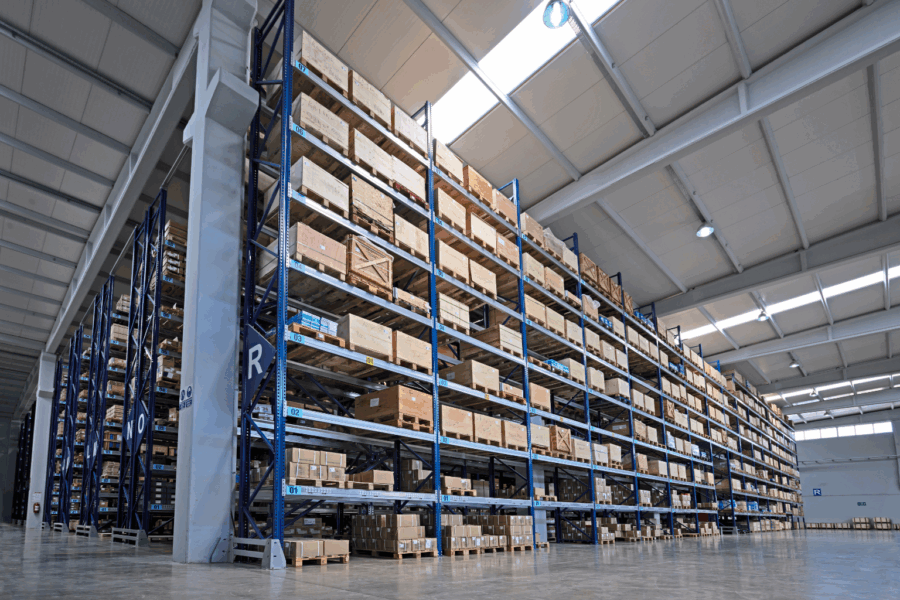 Widok magazynu wysokiego składowania – śledzenie produktów w systemie KLL-ERP