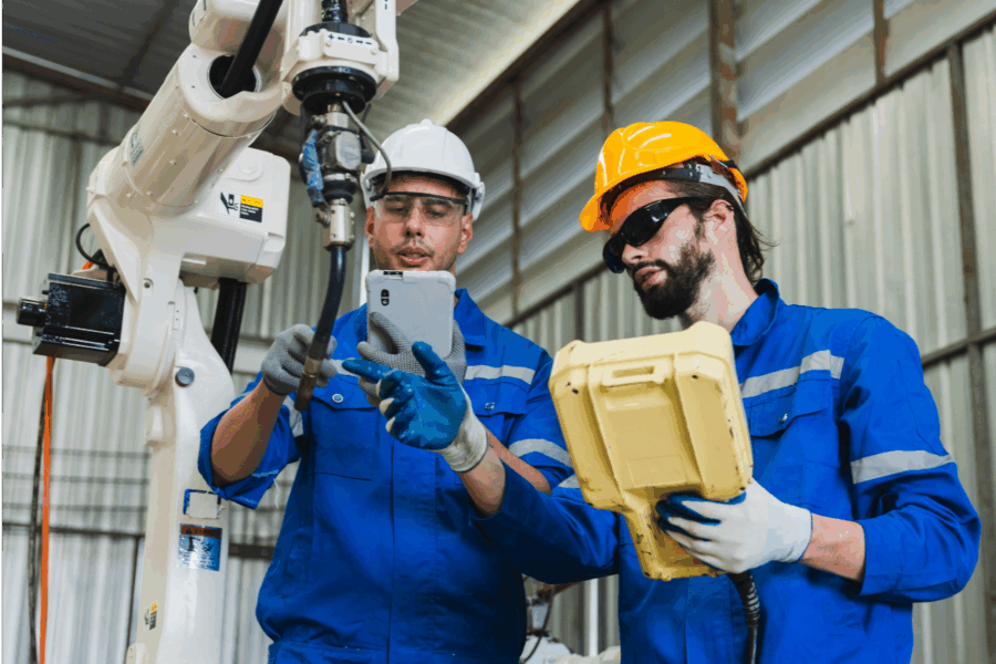 Sprawne utrzymanie ruchu to jeden z filarów nowoczesnej produkcji. CMMS (Computerized Maintenance Management System) to system informatyczny, który wspiera zarządzanie konserwacją, naprawami i przeglądami maszyn. Jego zadaniem jest minimalizowanie ryzyka przestojów produkcyjnych, planowanie działań prewencyjnych oraz optymalizacja kosztów eksploatacji parku maszynowego. W systemie KLL-ERP moduł Utrzymanie ruchu stanowi kompletny CMMS, który łączy w sobie rejestr maszyn i urządzeń, harmonogramowanie prac serwisowych, kontrolę części zamiennych, obsługę awarii oraz rozliczanie kosztów. Dzięki temu przedsiębiorstwo ma pełną kontrolę nad stanem technicznym swojego zaplecza produkcyjnego. Dlaczego utrzymanie ruchu jest tak ważne? Niespodziewana awaria maszyny może wstrzymać produkcję, generując wysokie koszty i opóźnienia w realizacji zamówień. Z drugiej strony nadmierne i źle zaplanowane przeglądy zwiększają obciążenie pracowników oraz koszty serwisowe. Rozwiązaniem jest moduł Utrzymanie ruchu w KLL-ERP, który umożliwia: rejestr i pełną ewidencję maszyn i urządzeń, planowanie przeglądów i remontów, szybkie zgłaszanie i obsługę awarii, kontrolę kosztów utrzymania maszyn, integrację z magazynem części zamiennych i finansami. Kluczowe funkcjonalności modułu Utrzymanie ruchu w KLL-ERP Rejestr maszyn i urządzeń W systemie dostępne są trzy powiązane zbiory danych: Rejestr maszyn produkcyjnych, Obiekty utrzymania ruchu (UR), Środki trwałe. Dzięki temu możliwe jest łączenie informacji technologicznych, księgowych i serwisowych w jednym miejscu. Rejestr maszyn w systemie KLL-ERP -utrzymanie ruchu i ewidencja urządzeń. Planowanie przeglądów i remontów Moduł umożliwia tworzenie zdarzeń cyklicznych (np. przeglądy, certyfikacje, remonty planowe) oraz szybkie generowanie harmonogramów. Użytkownik ma dostęp do kalendarza rocznego i miesięcznego, co ułatwia zarządzanie zadaniami i alokację zasobów. Kalendarz planowanych prac w systemie KLL-ERP - utrzymanie ruchu i przeglądy maszyn. Obsługa awarii w czasie rzeczywistym Zgłoszenie awarii może być zarejestrowane przez pracownika produkcji jednym kliknięciem. System automatycznie tworzy zdarzenie w kalendarzu oraz wysyła powiadomienie SMS i e-mail do odpowiednich osób. Dzięki temu reakcja na awarię jest szybka, a czas postoju minimalizowany. Realizacja zgłoszeń awarii w systemie KLL-ERP - utrzymanie ruchu i obsługa serwisu maszyn. Gospodarka częściami zamiennymi Dla każdej maszyny można zdefiniować jej budowę oraz listę części zamiennych wraz ze stanami minimalnymi. System codziennie przelicza zapotrzebowanie, aby w magazynie zawsze znajdowały się krytyczne elementy. To znacząco redukuje ryzyko przestoju spowodowanego brakiem części. Rejestracja czasu pracy i kosztów Każde zadanie utrzymania ruchu można powiązać z pracownikami, materiałami i fakturami. Dzięki temu system umożliwia szczegółową analizę kosztów eksploatacji maszyn i optymalizację budżetu. Definiowanie zdarzeń, atrybutów i grup Moduł umożliwia elastyczne dostosowanie systemu do potrzeb konkretnej firmy poprzez definiowanie: Zdarzeń, np. awarie, przeglądy, remonty czy certyfikacje. Każde zdarzenie może mieć przypisane własne reguły, takie jak rejestracja postoju czy automatyczne blokowanie operacji na maszynie. Atrybutów – są to dodatkowe parametry techniczne i eksploatacyjne maszyn, które można powiązać z modułem Majątek lub Utrzymanie ruchu. Dzięki temu w jednym miejscu gromadzone są zarówno dane księgowe, jak i techniczne. Grup obiektów, które pozwalają porządkować maszyny według działu, lokalizacji lub funkcji, co ułatwia planowanie prac serwisowych i analizę kosztów w podziale na grupy. Korzyści dla przedsiębiorstwa Wdrożenie modułu Utrzymanie ruchu w KLL-ERP pozwala firmom produkcyjnym: skrócić czas reakcji na awarie, zmniejszyć liczbę nieplanowanych przestojów, lepiej zarządzać częściami zamiennymi, kontrolować koszty utrzymania maszyn, zapewnić zgodność z normami jakości i bezpieczeństwa. Podsumowanie Moduł Utrzymanie ruchu w KLL-ERP to nie tylko narzędzie do rejestracji awarii i planowania przeglądów. To kompletny system CMMS, który wspiera przedsiębiorstwo w budowaniu niezawodności parku maszynowego, optymalizacji kosztów i zwiększeniu efektywności produkcji. 👉 Jeśli chcesz dowiedzieć się więcej o możliwościach modułu lub umówić prezentację systemu KLL-ERP, skontaktuj się z naszym zespołem. Najczęściej zadawane pytania