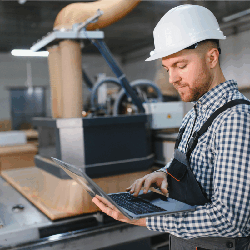 Pracownik rejestrujący czas pracy na produkcji w systemie KLL-ERP