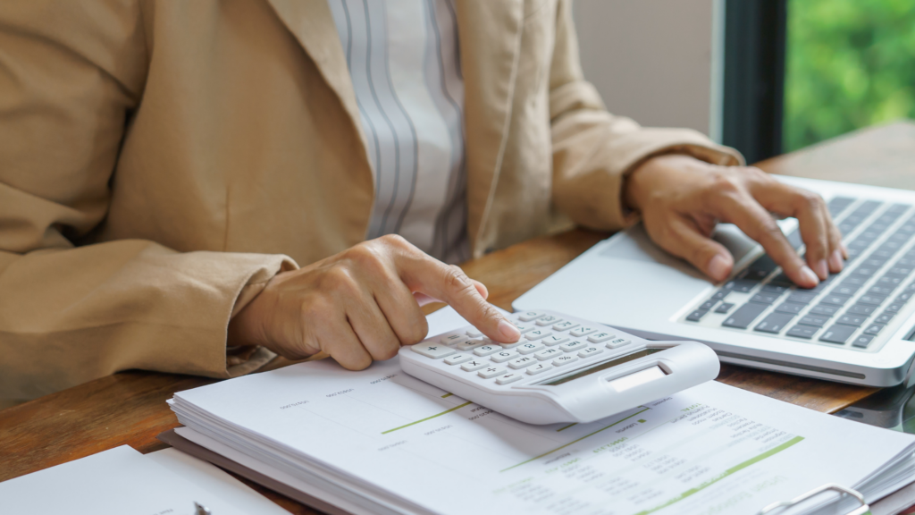 Księgowa przygotowuje dane finansowe w systemie ERP do raportu JPK_CIT