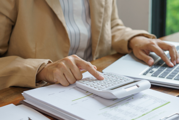 Księgowa przygotowuje dane finansowe w systemie ERP do raportu JPK_CIT