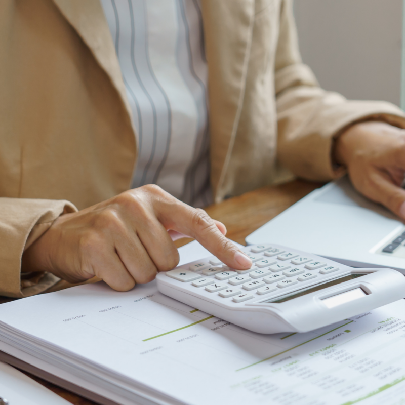 Księgowa przygotowuje dane finansowe w systemie ERP do raportu JPK_CIT